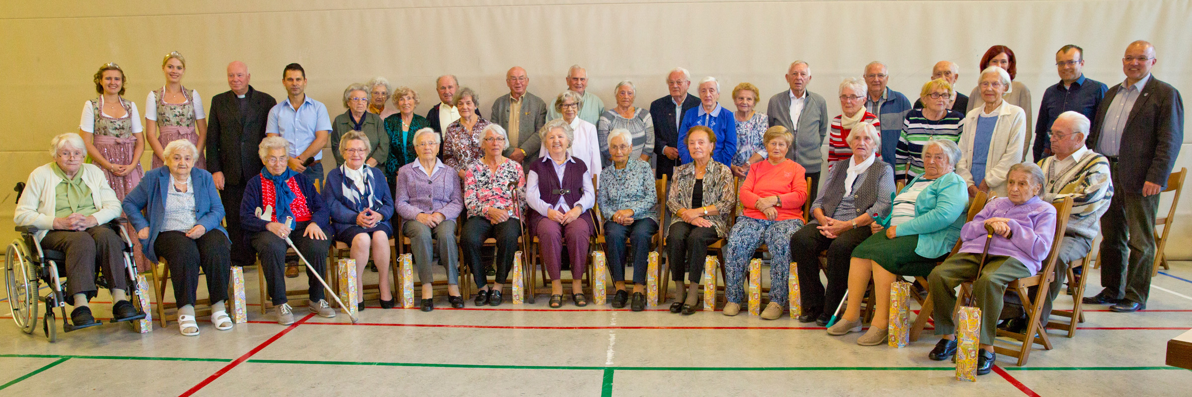 32 Seniorinnen und Senioren, die den Seniorennachmittag in Heubach besuchten, sind über 80 Jahre als, sie wurden gesondert geehrt.   Foto: Bernauer